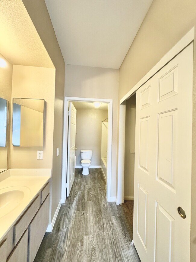 Building Photo - Ground Floor 2BD/2BA Condo in Gated Hender...