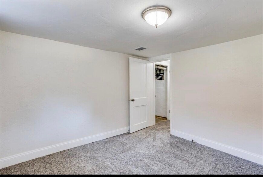 Building Photo - 1422 S Laura Ave