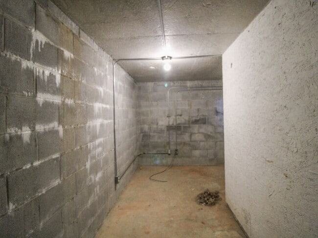 Building Photo - Spacious home!