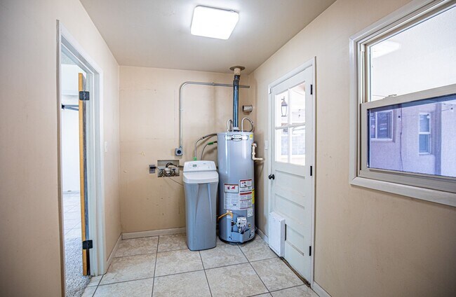 Building Photo - 3 Bedroom 1.75 bath with Solar Panels