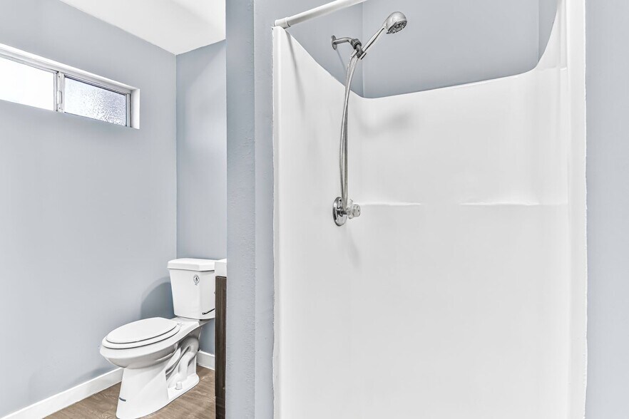 Building Photo - 533 E 11th St