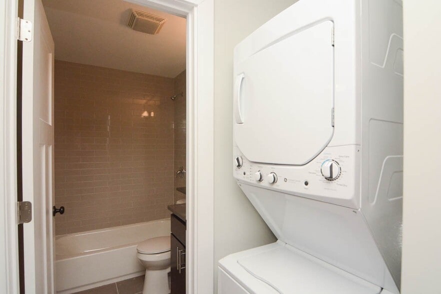 Building Photo - 535 W Surf St