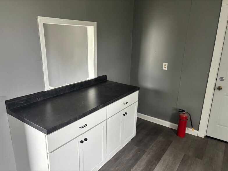 Building Photo - 621 1/2 East Adams Street, Right side