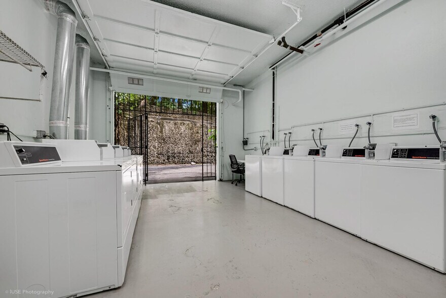 Building Photo - 2539 S Bayshore Dr