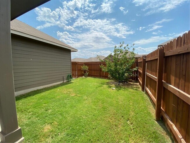 Building Photo - 428 S Brook Dr