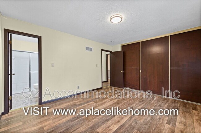 Building Photo - 608 E 78th St