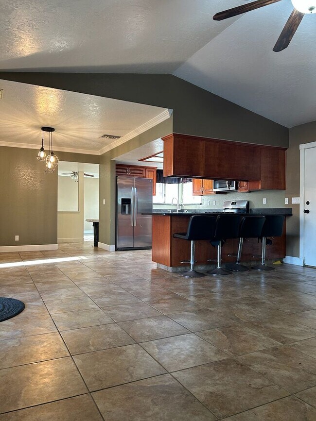 Building Photo - PLEASE CONTACT VAUGHN REALTY TO SET UP AN APPOINTMENT, 760-446-6561