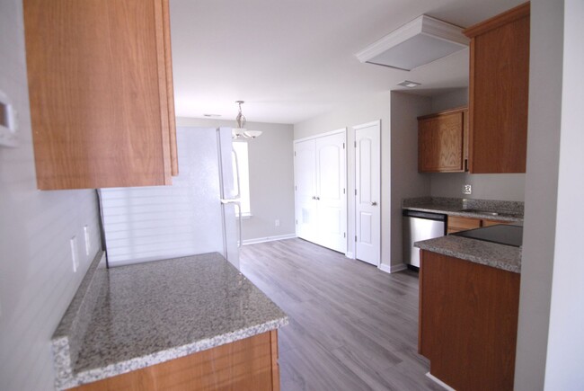 Building Photo - Immaculate maintained 3 bedroom 2 bathroom...