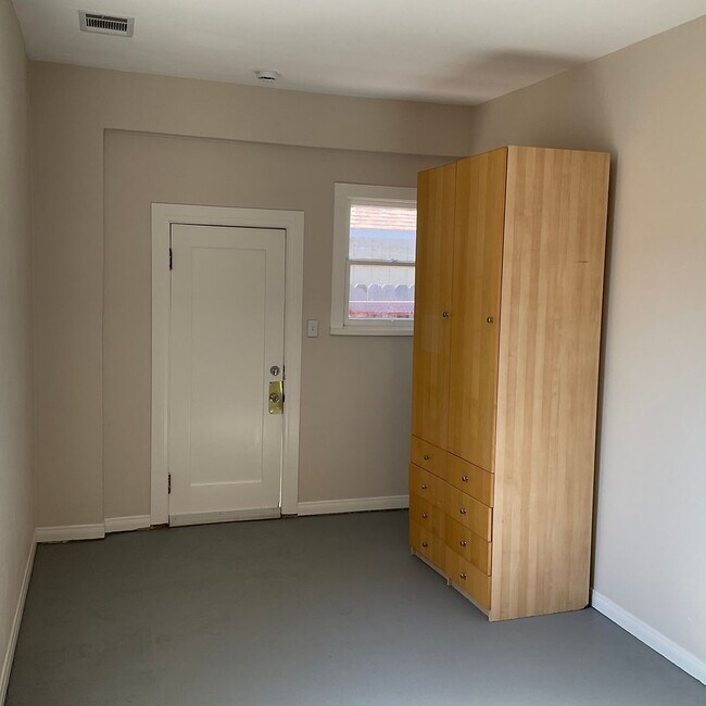 Building Photo - 272 S Grand St