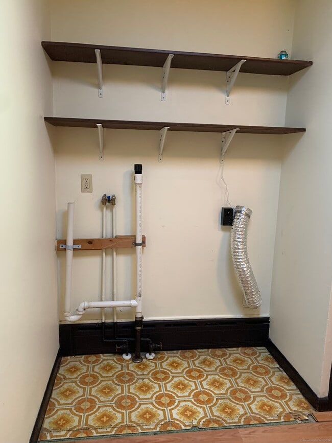 Building Photo - 230 Meadow St