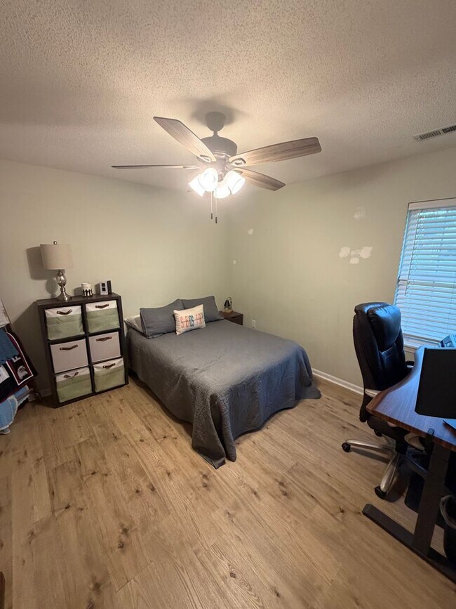Building Photo - 207 Bluebird Ct