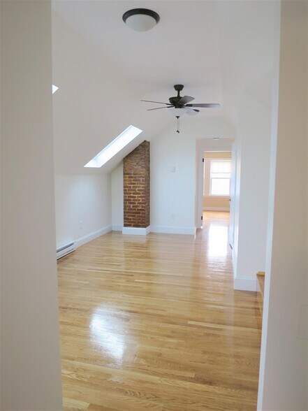 Building Photo - 1098 Fellsway