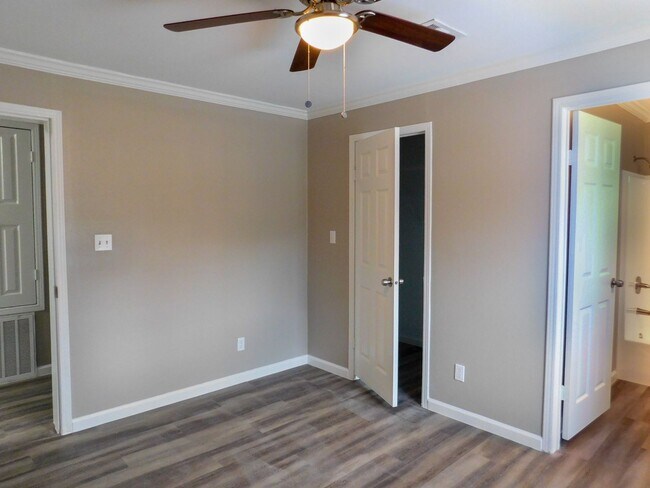 Building Photo - 155 Varsity Dr
