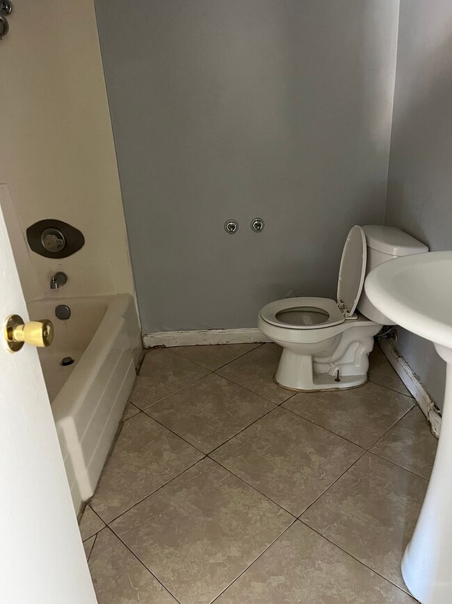 Building Photo - Single Story Home