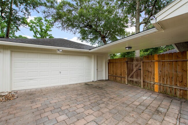 Building Photo - 402 Forest Lake Dr