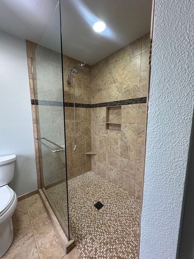 Building Photo - Beautiful 4 Bedroom 3 Bathroom Home in Everett!