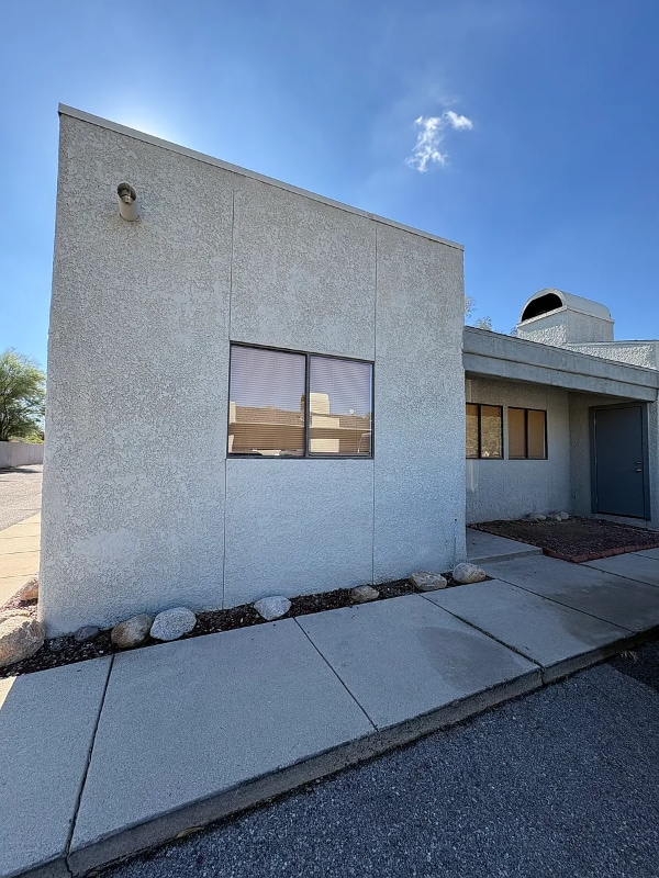 Building Photo - 117 E King Rd