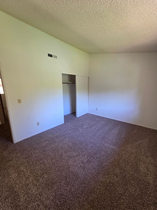 Building Photo - Charming 2-Bedroom Condominium with Scenic...