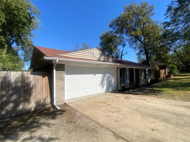 Primary Photo - 939 E Red Bird Ln