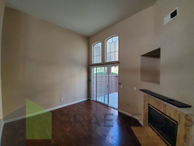 Building Photo - Gorgeous Townhome in Sorrento Valley