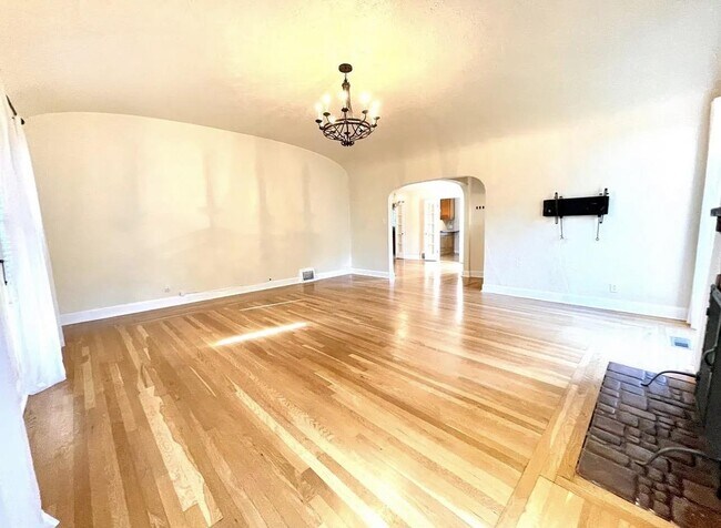 Building Photo - 1127 Clark Way