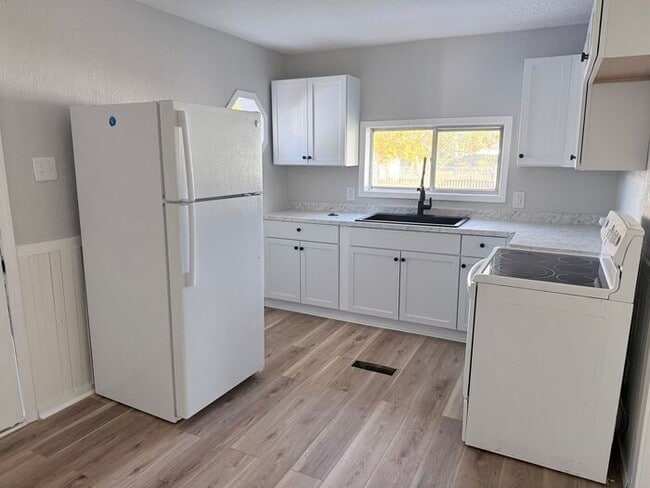 Primary Photo - Newly Remolded 2 Bedroom Home on the South...