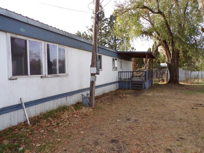Building Photo - 681 E Ash St