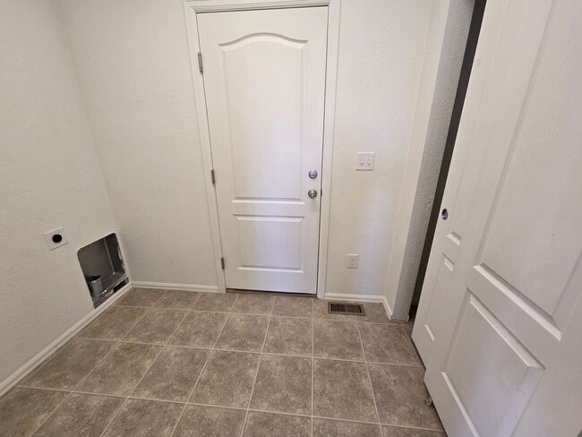 Building Photo - Beautiful 4-Bed, 3.5-Bath Home with Mounta...