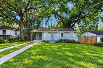 Building Photo - 225 Glenrose Cir SW