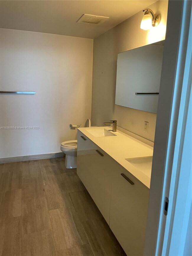 Building Photo - 1300 Brickell Bay Dr