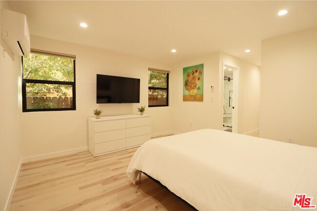Building Photo - 918 N San Vicente Blvd