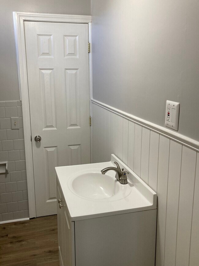 Full Bath - 60 Division St