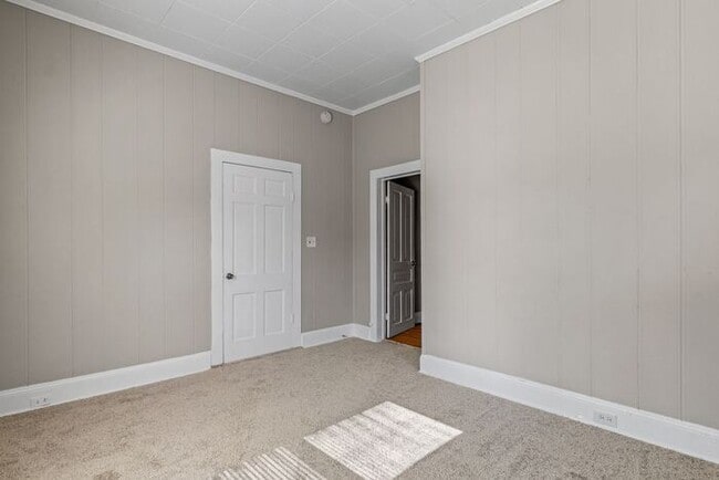 Building Photo - UNCG area with 3 bedrooms and 1 bath, Cent...