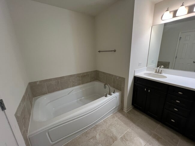 Building Photo - 4014 Pompton Ct
