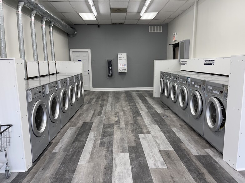 LAUNDRY ROOM - Issel Building