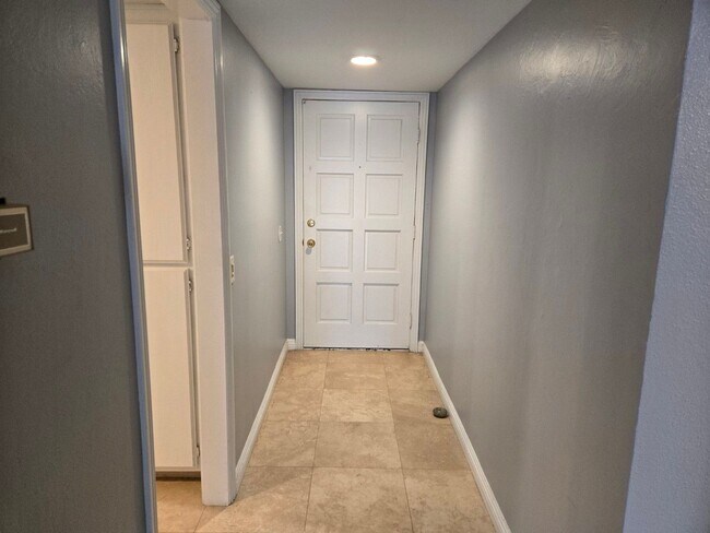 Building Photo - Ground-floor San Carlos stunning single-story condo available immediately.