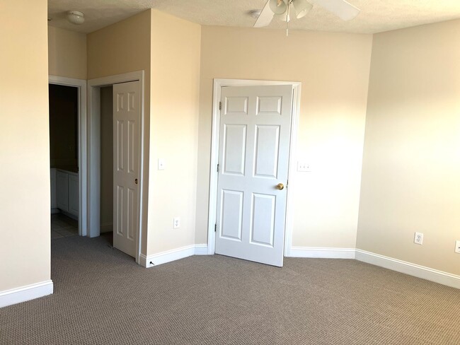 Building Photo - AVAILABLE SOON! 3 BED/2 BATH CONDO IN FOUNTAIN POINTE! FRESHLY PAINTED!