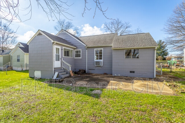 Building Photo - 210 Chickamauga Rd