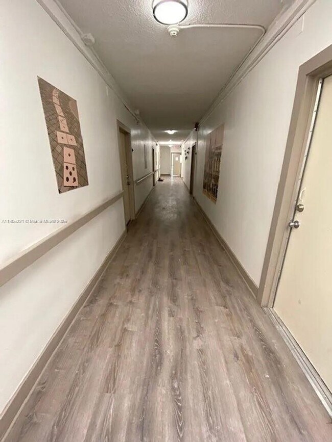 Building Photo - 501 SW 6th Ct