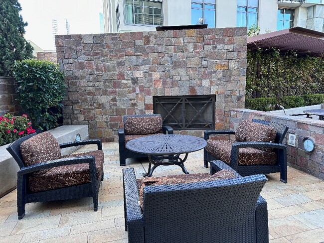 Building Photo - 654 Front St