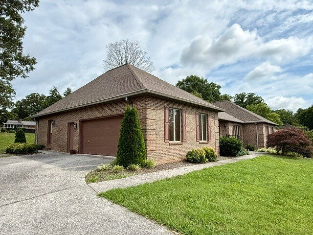 Building Photo - 590 Wedgwood Dr