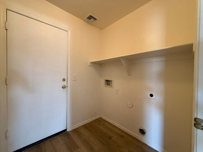 Building Photo - Spacious 4-Bedroom Home with Large Backyar...