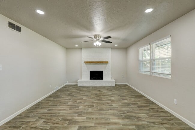 Building Photo - Spacious Elegance: Open Floor Plan, Dual V...