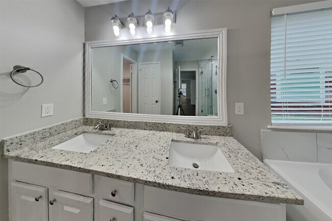 Building Photo - 16803 Cobbler Crossing Dr