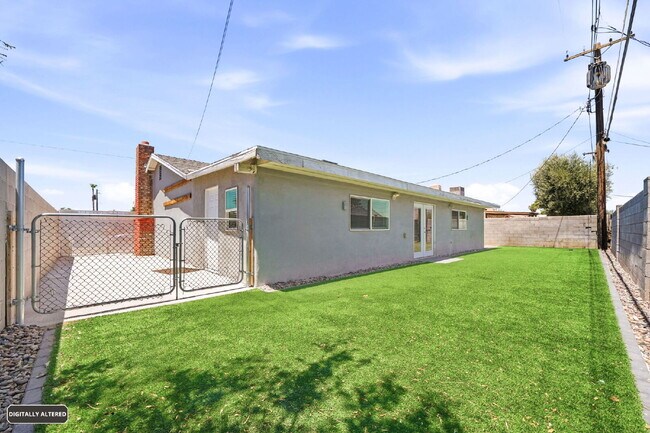 Building Photo - 2013 Las Verdes St