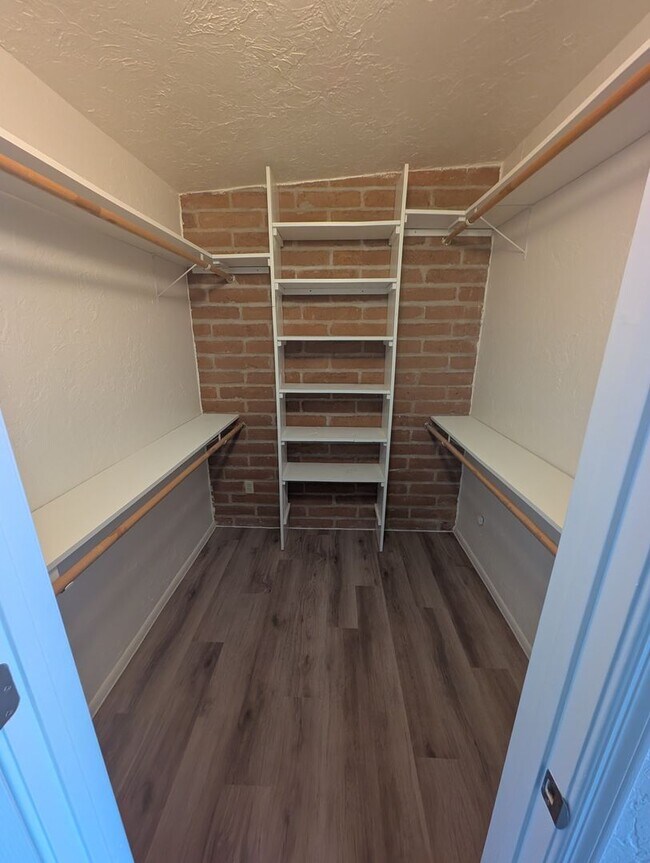 Building Photo - 4 Bedroom and 2 Bath Rental