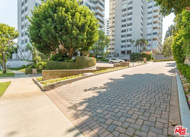 Building Photo - 865 Comstock Ave