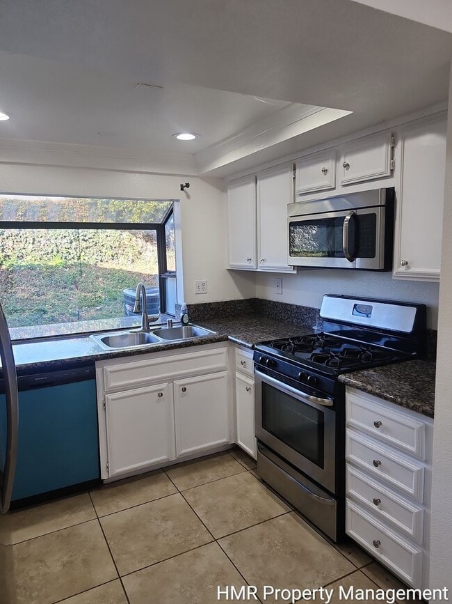 Building Photo - Spacious & Convenient 3-Bedroom Townhouse