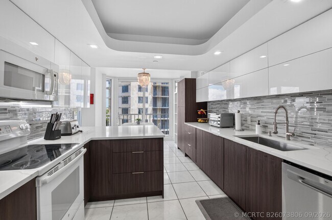 Building Photo - 3211 S Ocean Blvd