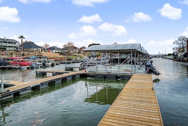 Building Photo - 14822 Spica Ct